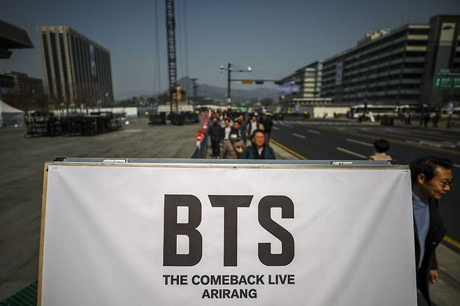 방탄소년단(BTS)의 서울 광화문광장 컴백 공연을 앞둔 17일 서울 종로구 광화문광장에서 도로 통제 안내문이 설치되어 있다. 2026.03.17. 뉴시스
