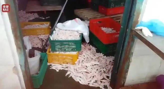 과산화수소가 사용된 닭발 가공 공장 모습(CCTV 갈무리) 뉴스1