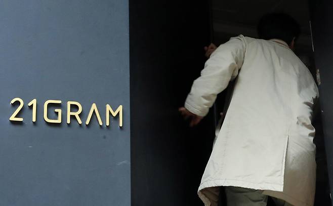 김건희 여사를 둘러싼 여러 의혹을 수사하는 특별검사팀(특별검사 민중기)이 21그램 사무실 압수수색한 6일 서울 성동구 21그램 사무실로 수사관들이 들어서고 있다. 2025.11.06 뉴시스