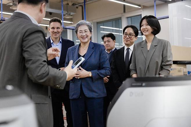 석상옥 네이버랩스 대표(왼쪽)가 18일 네이버의 디지털트윈 기술을 리사 수 AMD CEO(가운데)와 최수연 네이버 대표(오른쪽)에게 소개하고 있다. 네이버 제공.