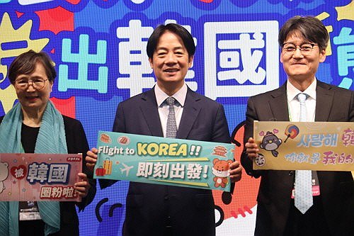 라이칭더(가운데) 대만 총통이 지난 2025년 11월 7일 대만 타이베이 난강 전람관에서 열린 대만 최대 여행박람회인 ‘2025 타이베이 국제여전’ 내 한국 홍보관을 찾아 피켓을 들고 기념촬영을 하고 있다.[연합뉴스 사진]