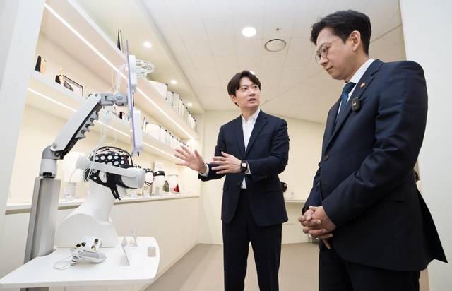 배경훈(오른쪽) 부총리 겸 과기정통부 장관이 18일 와이브레인에 대한 설명을 듣고 있다. 과기정통부 제공.