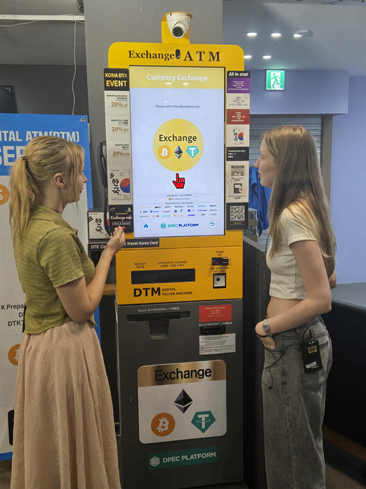 명동에 있는 매장에서 관광객들이 테더(USDT)를 환전하고 있다. 현재 해당 서비스는 중단됐다.