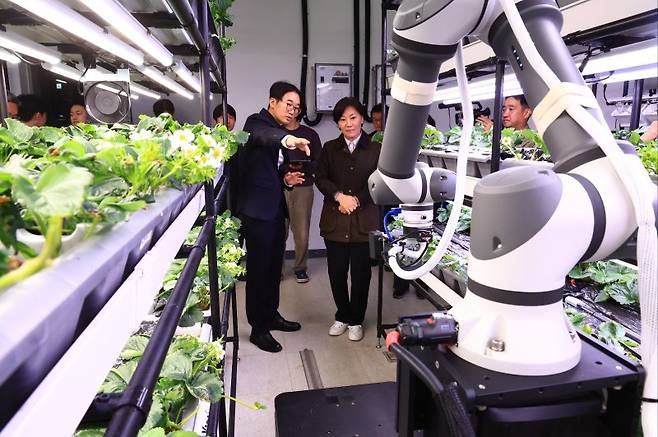 송미령 농림축산식품부 장관이 경기 화성시의 농업 로봇기업 '메타파머스'를 방문해 AI·로봇 기반 농작업 자동화 기술 개발 현황을 점검하고 있다. 뉴시스