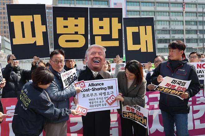 지난 16일 서울 종로구 주한미국대사관 인근에서 미국의 호르무즈해협 파병 요구 규탄대회가 열리고 있다. 뉴시스