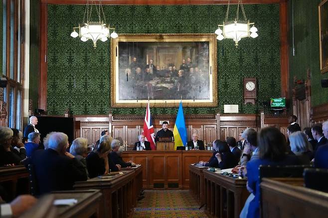 영국을 방문한 볼로디미르 젤렌스키 우크라이나 대통령(가운데)이 17일(현지시간) 런던 중심부 영국 의회에서 연설하고 있다.AP뉴시스