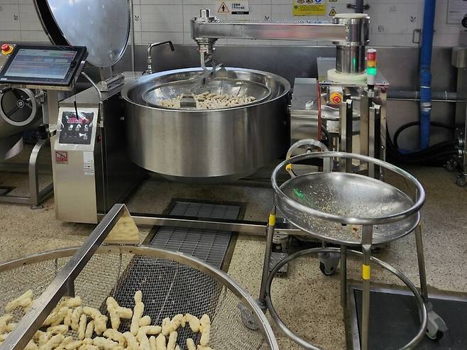경기도의 한 학교에 도입된 조리로봇에서 튀김 요리가 만들어지고 있다. 조리사 ㄱ씨 제공