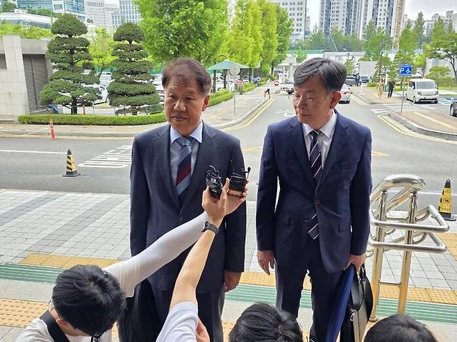 문재인 정부 당시 대통령비서실의 김수현(왼쪽), 김상조 전 정책실장이 지난해 7월16일 대전지법에 열린 ‘통계조작 의혹 사건’ 피고인으로 출석하기 위해 법원에 들어서며 취재진의 질문에 답하고 있다. 최예린 기자