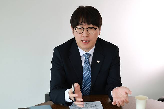 하정우 청와대 AI미래기획수석이 10일 서울 종로구 국가과학기술자문회의에서 한겨레와 인터뷰 하고 있다. 정용일 선임기자 yongil@hani.co.kr