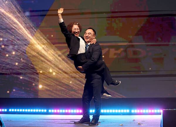 17일 열린 하나카드 PBA 골든큐 어워즈 2026 베스트 퍼포먼스상을 받은 이승진이 전속력으로 달려와 안긴 아내 안애란씨와 기뻐하고 있다. PBA 제공