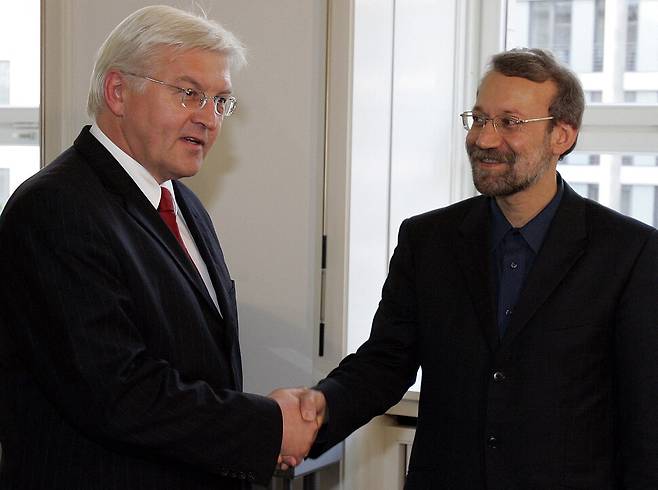 2006년 독일 베를린에서 독일 외무장관 프랑크발터 슈타인마이어와 회담에 앞서 악수를 하는 알리 라리자니(오른쪽). 로이터 연합뉴스