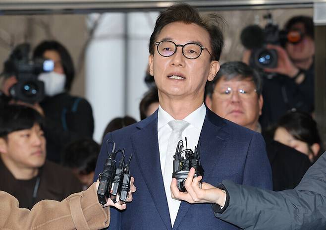 전재수 더불어민주당 의원이 지난해 12월19일 통일교로부터 현금 등을 받은 혐의로 서울 서대문구 경찰청에 피의자 신분으로 출석하고 있다. 연합뉴스