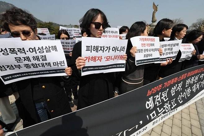 17일 서울 청와대 분수대 앞에서 남양주 가정폭력·스토킹 여성 살해 사건 긴급 대응을 촉구하는 기자회견이 열리고 있다. 참가자들은 피해자 보호 대책과 재발 방지 대책 마련을 요구했다. 류우종 선임기자 wjryu@hani.co.kr