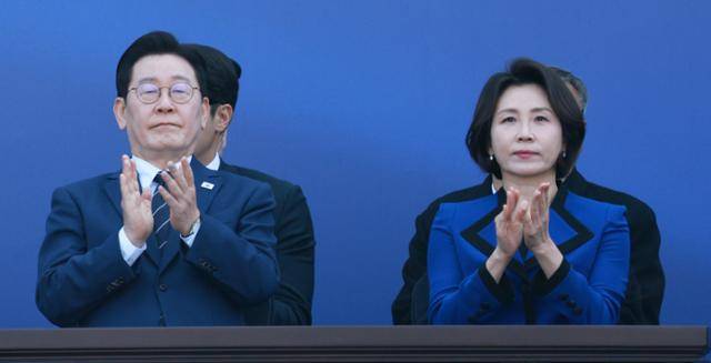 이재명 대통령과 김혜경 여사가 17일 충남 아산시 경찰대학에서 열린 신임 경찰 경위·경감 임용식에서 박수를 치고 있다. 아산= 뉴스1