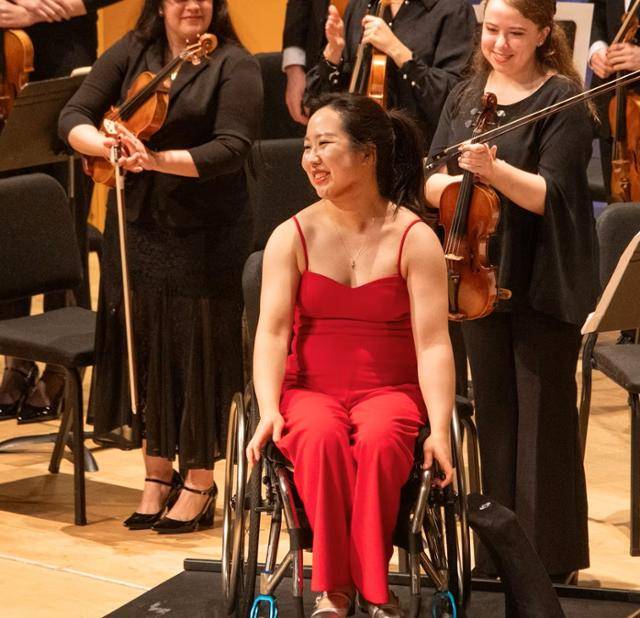 바이올리니스트 임현재가 1월 미국 엘마 올리베이라 국제 바이올린 콩쿠르에서 우승할 때의 모습. 드레스가 불편해 점프슈트를 입었지만 임현재는 "요즘 드레스보다 바지 정장을 입는 게 연주자들 트렌드이기도 하다"고 말했다. EOIVC 제공