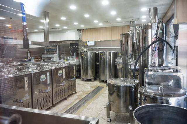 양조장 외부 창을 통해 양조장 내부가 훤히 들여다 보인다.