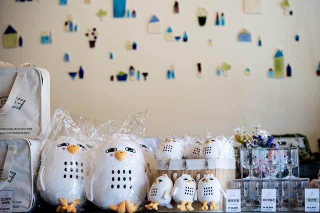 오산양조와 하얀까마귀 막걸리의 마스코트 '까미' 굿즈가 양조장에 진열돼 있다.