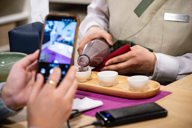 서울 종로구 전통주 갤러리 시음회 참석자가 술을 따르는 진행자의 모습을 촬영하고 있다.