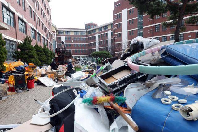 자원 재활용 업체 관계자들이 2024년 2월 폐교한 서울 성동구 성수공고에서 교육 기자재 및 폐품 등을 분류해 옮기고 있다. 뉴스1
