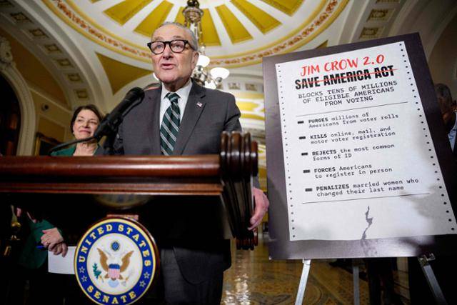 미국 상원 민주당 원내대표인 척 슈머(뉴욕) 의원이 17일 워싱턴 국회의사당에서 민주당 정책 오찬 회의 후 기자들 앞에서 유권자 등록 법안(SAVE 법안)에 반대하는 입장을 설명하고 있다. 워싱턴=AFP 연합뉴스