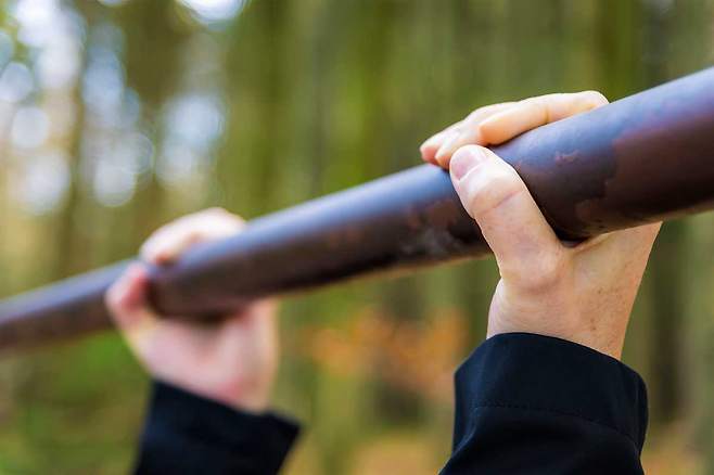 철봉 매달리기는 손과 손목 근육을 강화하고, 자세 교정의 효과가 있다./사진=클립아트코리아