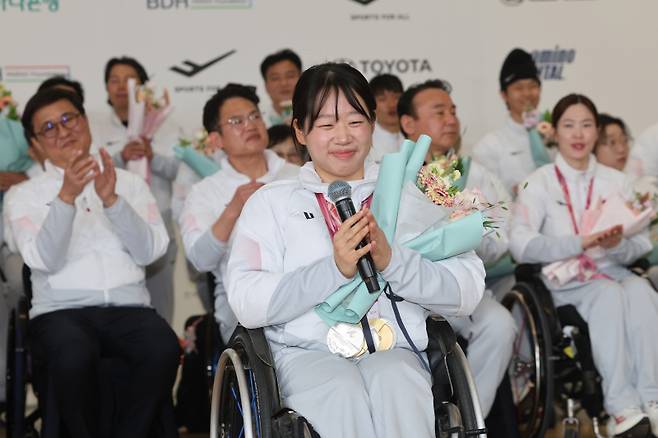 <yonhap photo-4169="">17일 인천국제공항 2터미널에서 열린 밀라노·코르티나담페초 동계 패럴림픽 한국 선수단 입국 환영ㆍ해단식에서 김윤지가 환하게 미소 짓고 있다. [사진=연합뉴스]</yonhap>