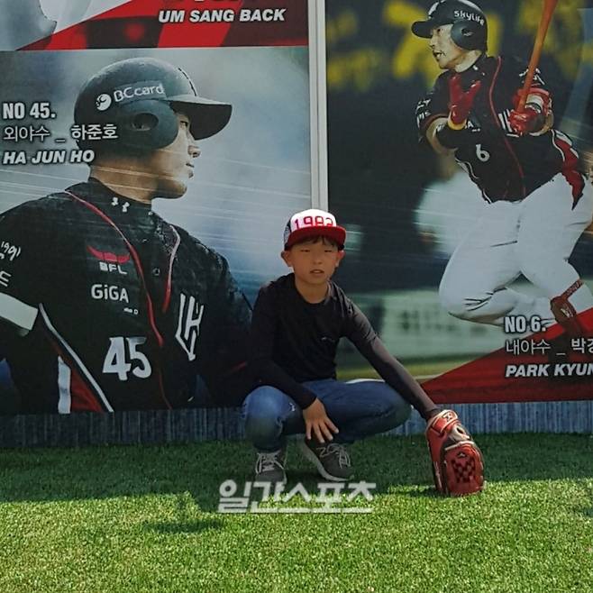 초등학생 시절, 수원 KT위즈파크를 놀러왔다가 기념 사진을 찍은 '어린이' 이강민. 당시엔 (오른쪽 뒤) 사진에 있던 박경수 코치와 인연이 이렇게 깊어질 줄은 몰랐다는 후문이다. 사진=이강민 본인 제공