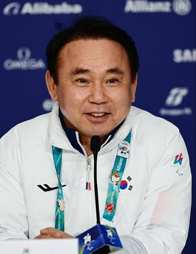 <yonhap photo-3716="">윤경선 대한장애인컬링협회 회장이 11일(현지시간) 이탈리아 코르티나 컬링 올림픽 스타디움에서 열린 2026 밀라노·코르티나담페초 동계 패럴림픽 휠체어컬링 믹스더블에서 은메달을 차지한 뒤 열린 기자회견에서 질문에 답하고 있다. 사진=공동취재단</yonhap>