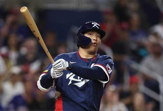 <yonhap photo-3050=""> 삼진아웃에 아쉬워하는 문보경. [사진 연합뉴스]</yonhap>