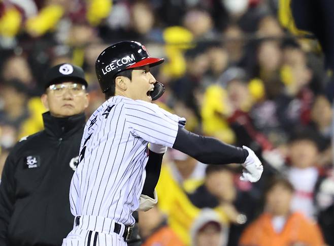 <yonhap photo-5118="">27일 서울 잠실야구장에서 열린 2025 프로야구 한국시리즈 한화 이글스 대 LG 트윈스 2차전. 2회 말 1사 2, 3루 LG 구본혁이 2타점 적시타를 친 뒤 기뻐하고 있다. <저작권자 ⓒ 1980~2025 ㈜연합뉴스. 무단 전재 재배포 금지, AI 학습 및 활용 금지></yonhap>