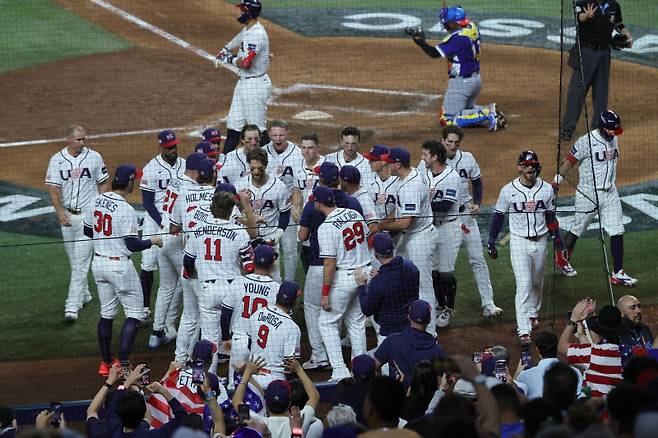 <yonhap photo-3796="">미국 야구대표팀의 브라이스 하퍼가 18일(한국시간) 베네수엘라전 8회 동점 2점 홈런을 터뜨리자 선수단이 모두 나와 기뻐하고 있다. EPA=연합뉴스&nbsp;</yonhap>