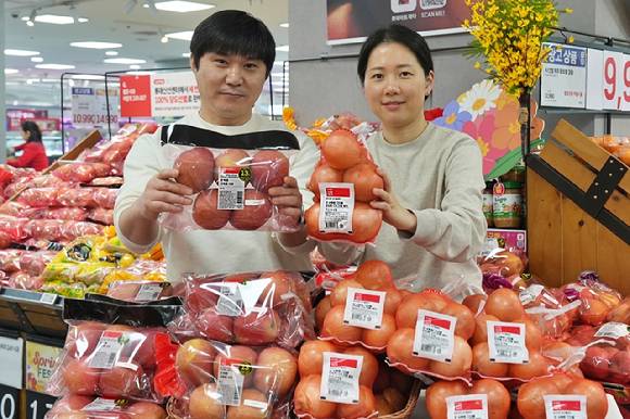 서울 롯데마트 제타플렉스 잠실점에서 채희철(왼쪽) 롯데마트·슈퍼 과일MD(상품기획자)와 (오른쪽)권희란 롯데마트·슈퍼 채소MD가 각각 '기체 제어' 저장 사과와 양파를 소개하고 있다. [사진=롯데마트]