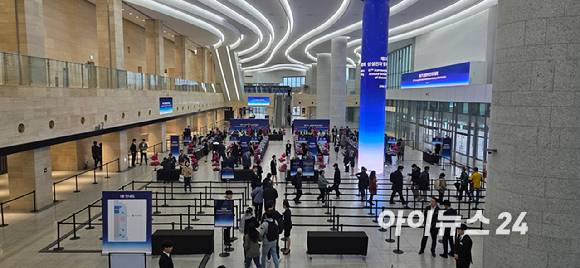 18일 경기 수원컨벤션에서 열린 제57기 삼성전자 정기 주주총회에 주주들이 모이고 있다. [사진=박지은 기자]