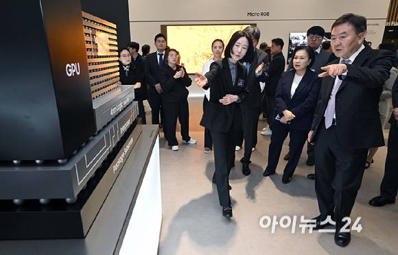 18일 경기 수원시 영통구 수원컨벤션센터에서 열린 '제57기 삼성전자 정기주주총회'에서 신제윤 삼성전자 이사회 의장을 비롯한 관계자들이 HBM4/4E 70:1 확대 모형을 보고 있다.[사진=곽영래 기자]