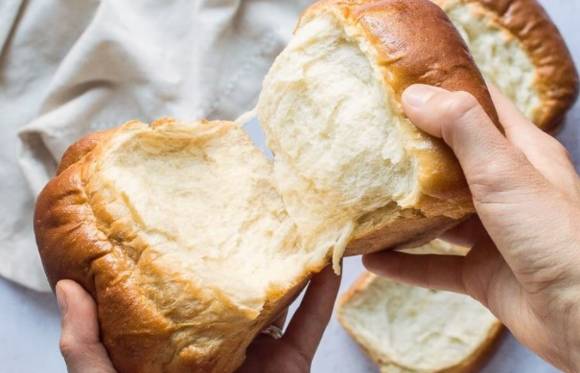 가공식품을 먹더라도 식사 구성을 조금만 바꾸면 건강 부담을 줄일 수 있다는 전문가 설명이 나왔다. 사진은 식빵. [사진= livekindly]