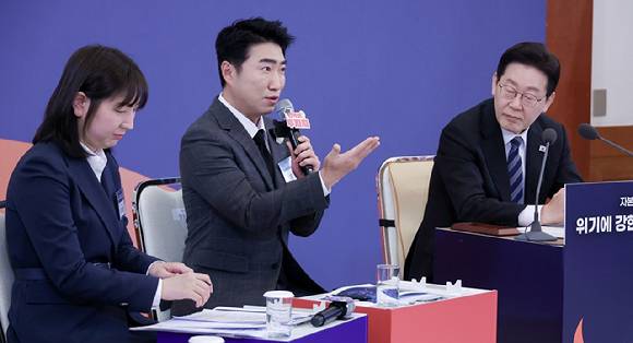 18일 청와대에서 이재명 대통령 주재로 열린 자본시장 안정과 정상화 간담회에서 개인투자자 자격으로 참석한 방송인 장동민이 발언하고 있다. 2026.3.18 [사진=연합뉴스]