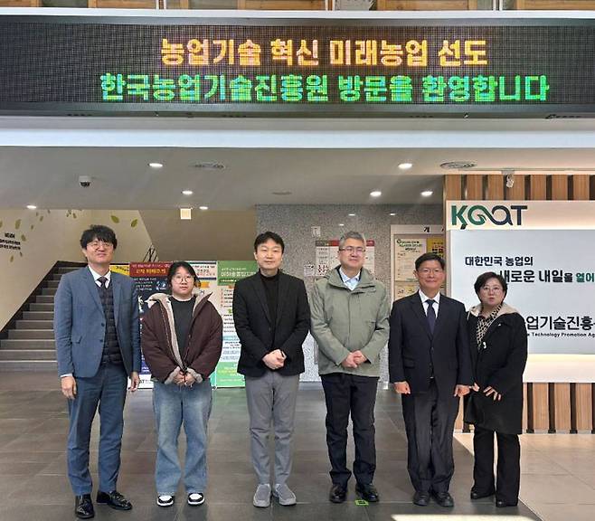 (왼쪽부터) 심훈 팀장(한국농업기술진흥원), 숭리핑 연구원(중환이다), 김정우 대표(팜스태프), 챵샤오펑 부총재(중환이다), 구본근 부원장(한국농업기술진흥원), 이금 박사(중국창농경제컨설팅) / 출처=팜스태프