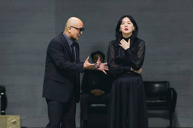 지난해 두 ‘헤다’의 연기 대결이 연극 무대를 달궜다. 이영애가 연기한 LG아트센터의 ‘헤다 가블러’. [사진 LG아트센터]