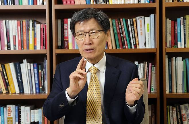 지난 13일 윤영관 아산정책연구원 이사장이 이란 사태의 함의를 설명하고 있다. 강정현 기자