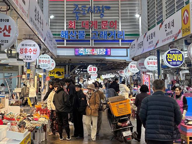 16일 오후 3시 경북 포항시 죽도시장에서 시민들이 장을 보며 시장 골목을 오가고 있다. 류효림 기자