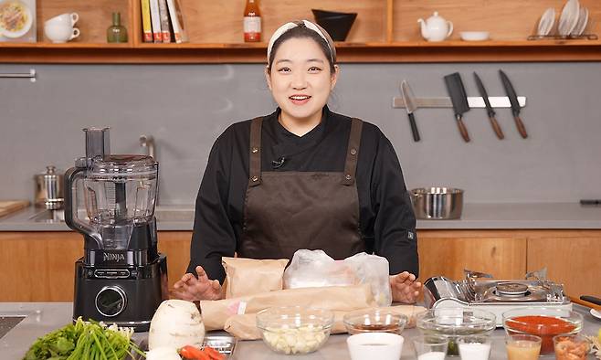 “제대로 알아야 나를 돌볼 수 있다”고 강조하는 윤지아 셰프. 그가 6년 간 집요하게 매달려온 슬로우에이징 조리 비법이 지글지글클럽의 온라인 강연을 통해 공개된다. 혈당을 다스리고 노화의 속도를 늦추는 그의 연구 기록은 이제 우리 시대가 배워야 할 새로운 식사법의 기준을 제시하고 있다. 사진 지글지글클럽