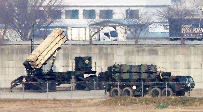 경북 성주에 있는 사드(THAAD·고고도 미사일 방어체계) 발사대 6기가 중동지역으로 반출된 것으로 알려진 가운데 지난 11일 경기 평택시 주한미군 오산공군기지에 방공 무기체계인 패트리엇 미사일이 배치되어 있다.   최근 미국은 주한미군의 지대공 방공 무기 패트리엇(PAC-3)에 이어 고고도미사일방어체계 '사드'(THAAD) 장비 일부까지 중동으로 차출하는 움직임이 포착됐다. 뉴스1