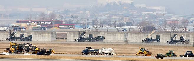경북 성주에 있는 사드(THAAD·고고도 미사일 방어체계) 발사대 6기가 중동지역으로 반출된 것으로 알려진 가운데 11일 경기 평택시 주한미군 오산공군기지에 방공 무기체계인 패트리엇 미사일 발사대에 요격미사일이 탑재되어 있지 않은 모습을 보이고 있다.  최근 미국은 주한미군의 지대공 방공 무기 패트리엇(PAC-3)에 이어 고고도미사일방어체계 '사드'(THAAD) 장비 일부까지 중동으로 차출하는 움직임이 포착됐다. 뉴스1