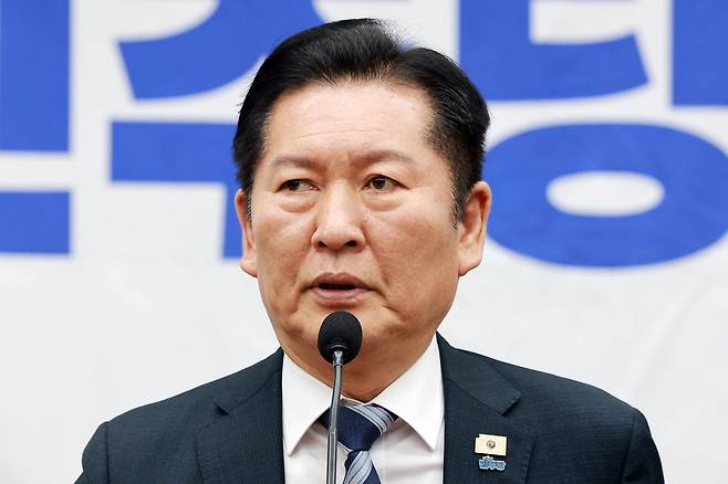 정청래 더불어민주당 대표가 17일 국회에서 열린 의원총회에 참석해 발언하고 있다. 연합뉴스