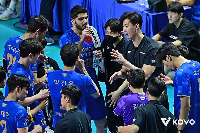 작전 지시하는 박철우 우리카드 감독 대행   (서울=연합뉴스) 8일 서울 장충체육관에서 열린 프로배구 남자부 우리카드와 대한항공의 경기에서 박철우 우리카드 감독 대행이 작전을 지시하고 있다. 2025.1.8 [한국배구연맹 제공. 재판매 및 DB 금지]   photo@yna.co.kr (끝)  〈저작권자(c) 연합뉴스, 무단 전재-재배포, AI 학습 및 활용 금지〉