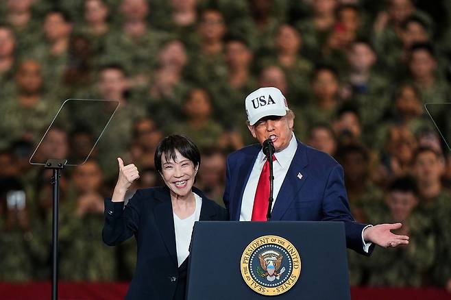 다카이치 사나에 일본 총리와 도널드 트럼프 미국 대통령이 지난해 10월 요코스카 미 해군기지를 방문해 인사를 하고 있다. AP=연합뉴스