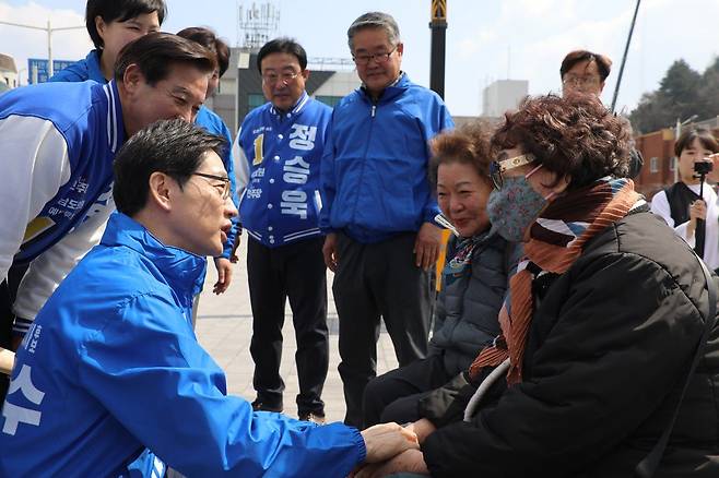 김경수(왼쪽) 더불어민주당 경남지사 예비후보가 지난 17일 경남 통영시를 찾아 지역 주민과 대화를 나누고 있다. 사진 더불어민주당 경남도당