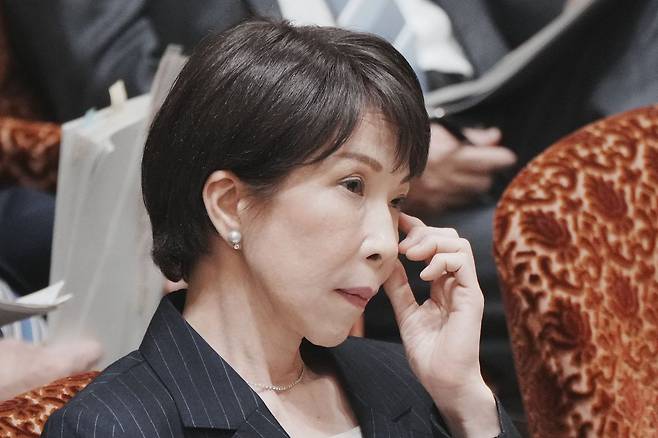 다카이치 사나에 일본 총리가 지난 16일 국회에 참석해 의원 질의를 경청하고 있다. AFP=연합뉴스