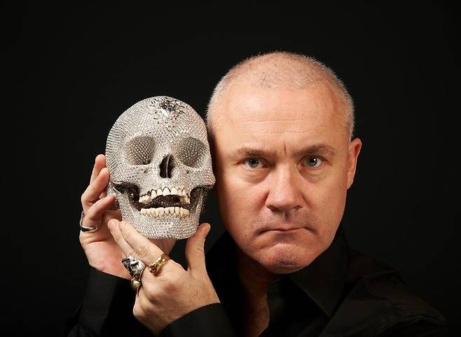 '신의 사랑을 위하여'2007)를 들고 있는 데이미언 허스트. ©Damien Hirst and Science Ltd.