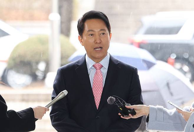 정치자금법 위반 혐의로 기소된 오세훈 서울시장이 18일 오전 서울시 서초구 서울중앙지방법원에서 열린 정치자금법위반 2차 공판에 출석하며 취재진 질의에 답변하고 있다. 뉴스1